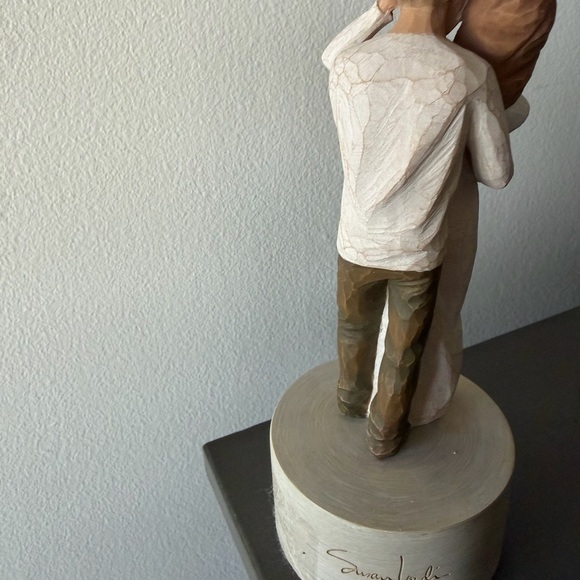 Willow Tree Embrace Couple Figurine - Neutral White & Brown - Picture 3 of 3